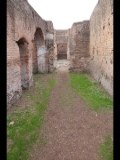 03335 ostia - regio i - insula iii - caseggiato dei molini (i,iii,1) - blick durch raum 12 in raum 21 - ri westen.jpg